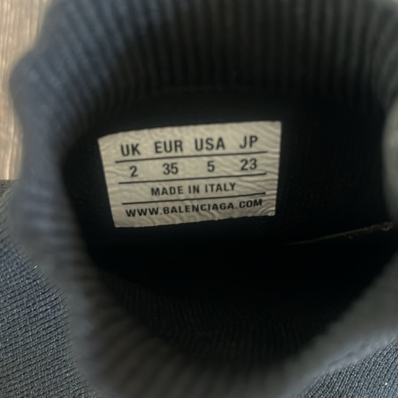(SOLD)Balenciaga Speed Traniers Graffiti Size women’s 35 (EUR) 5 (USA) - Picture 3 of 4